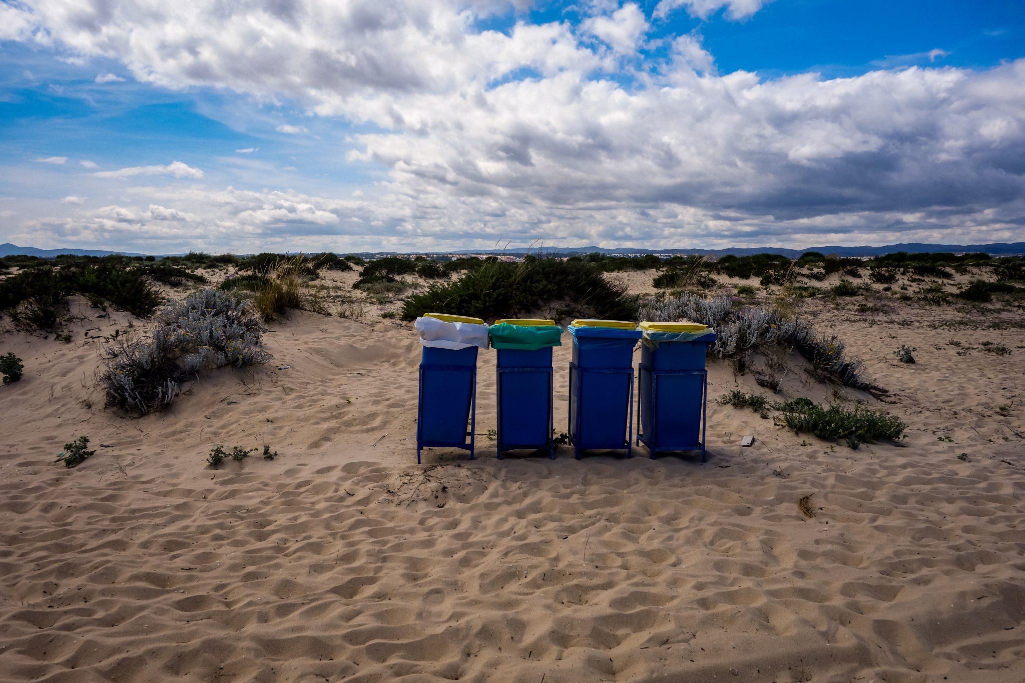 Mülltonnen auf Tavira Island, Portugal. Toiletten: Mangelware!