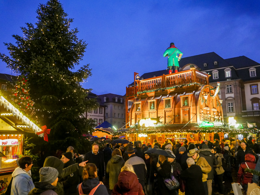 Dieses Stück vom Heidelberger Weihnachtsmarkt befindet sich auf dem Platz vor der Heiliggeistkirche.