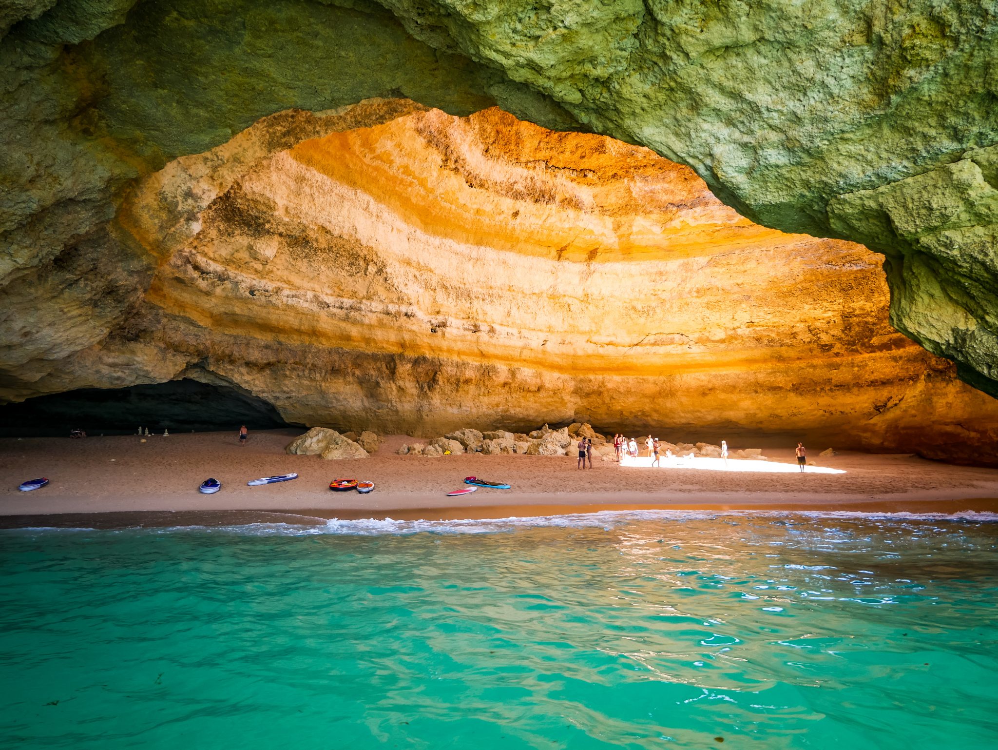 Vom Strand Praia de Benagali starten viele Bootstouren zu den bekanntesten Höhlen Europas, wie diese beispielsweise.