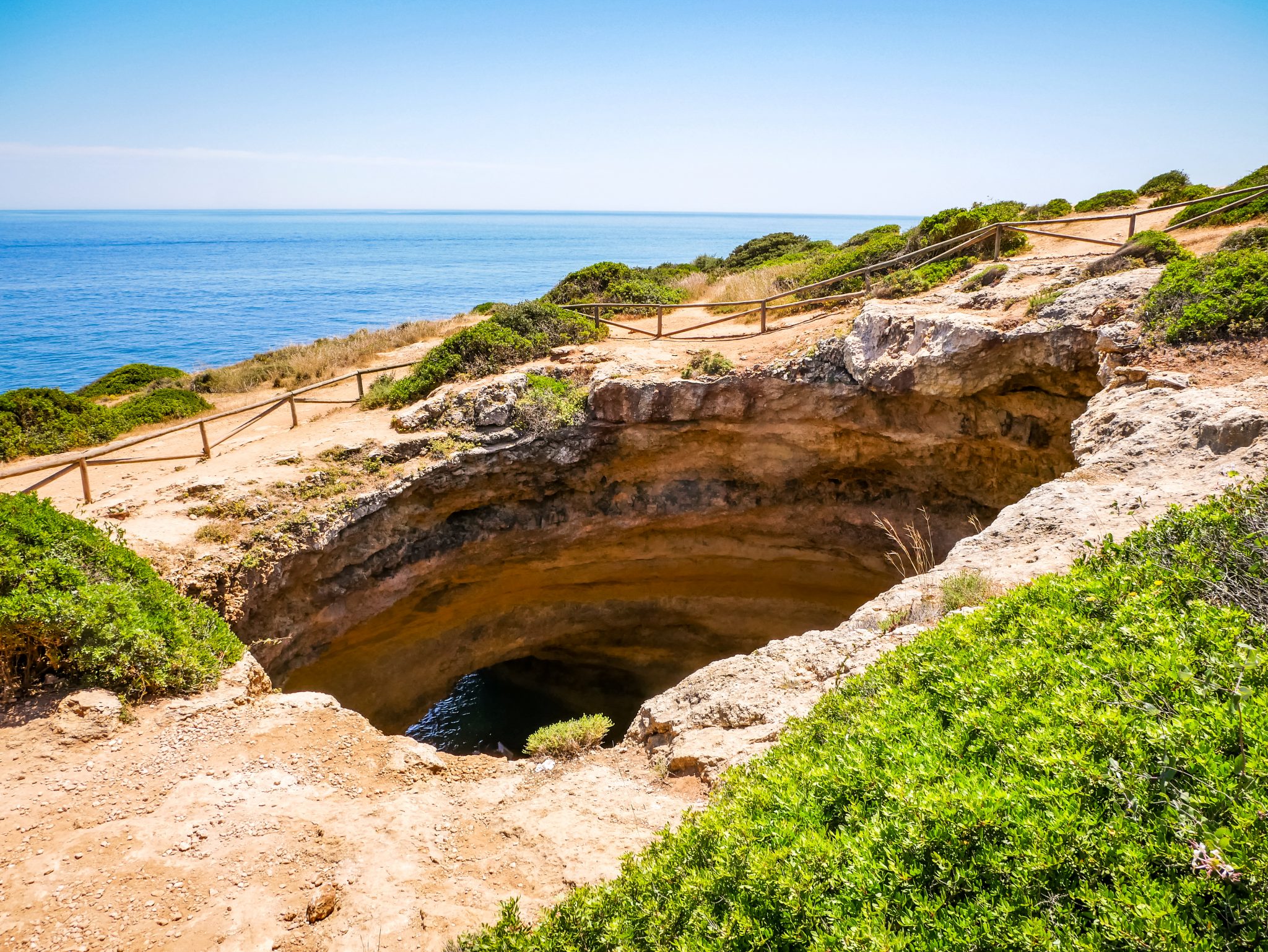 Auch von oben ist die berühmte Höhle Praia de Benagil bemerkenswert!