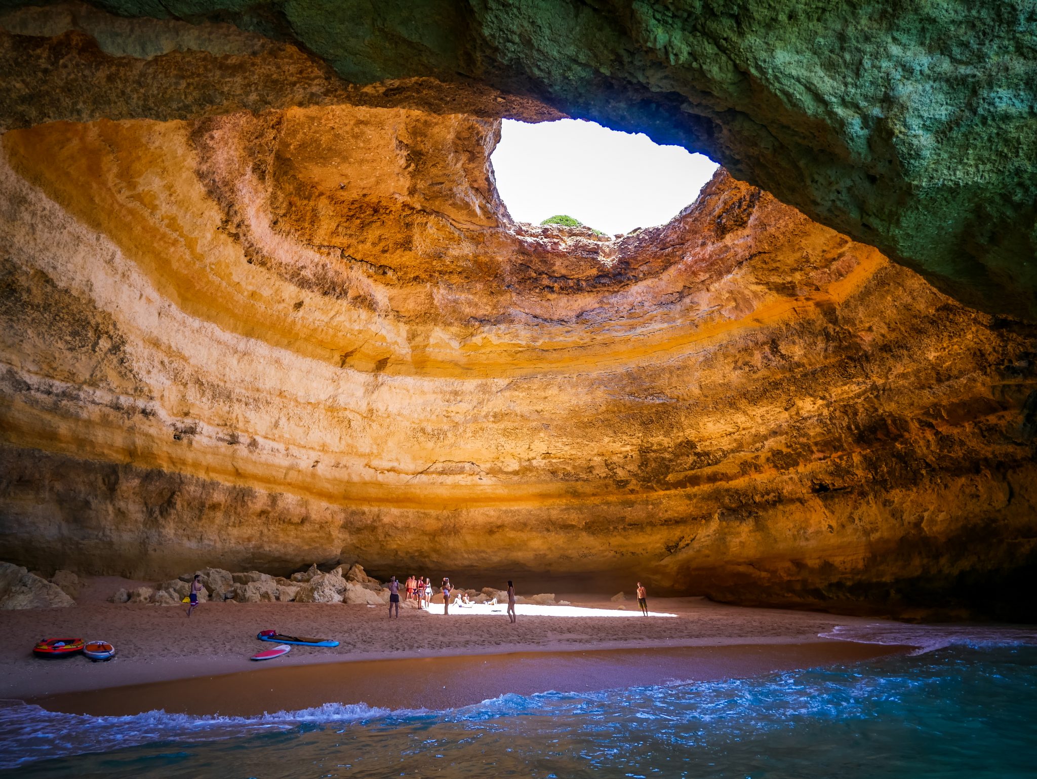 Viele schwimmen vom Strand zu der berühmten Höhle mit einer Luftmatratze oder einem Kayak.